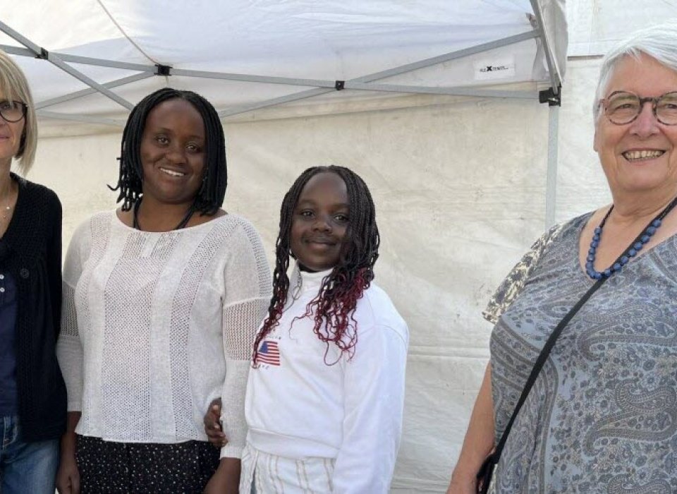 Stéphanie, Donata et sa fille Alvina ont tenu le stand « Paniers solidaires » aux côtés de Geneviève, pour faire connaître leur projet alimentaire.  Photo Élisabeth Haussernot