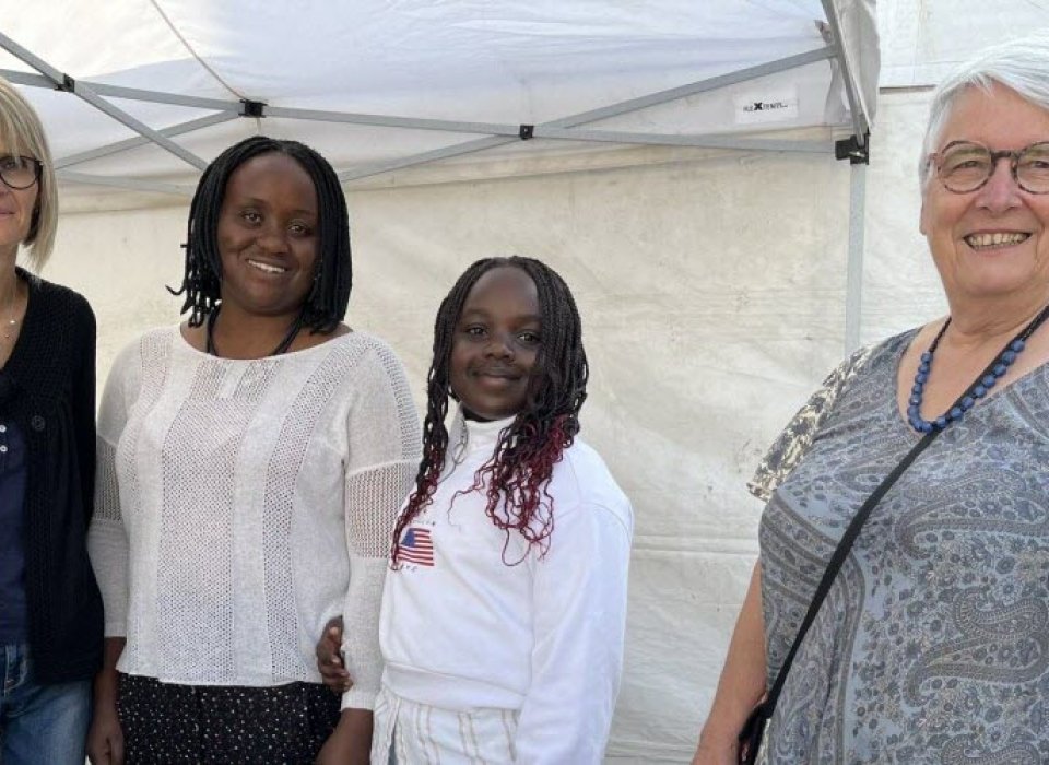 Stéphanie, Donata et sa fille Alvina ont tenu le stand « Paniers solidaires » aux côtés de Geneviève, pour faire connaître leur projet alimentaire. Photo Élisabeth Haussernot